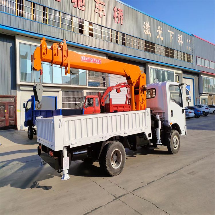 新荣区三轮随车吊定制 农用改装机自备吊中瑞长期出售